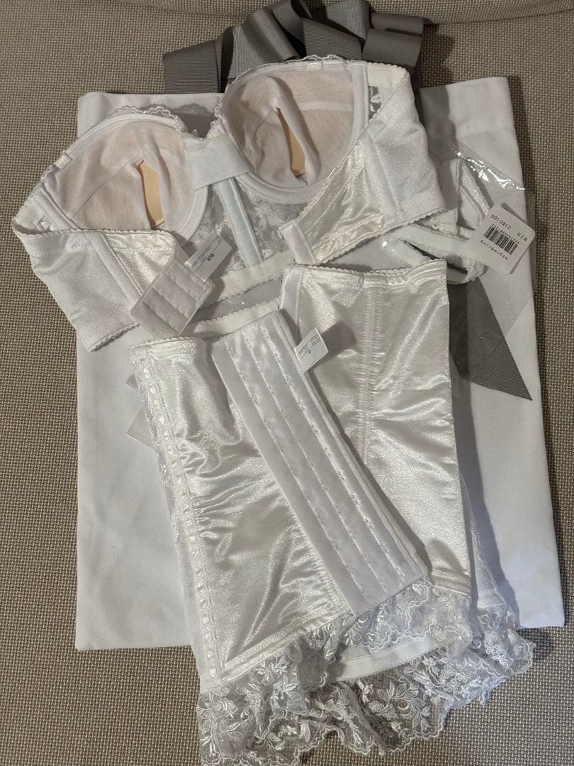 セモア　ブライダルインナー　B70 ウエストニッパー64 パット付き