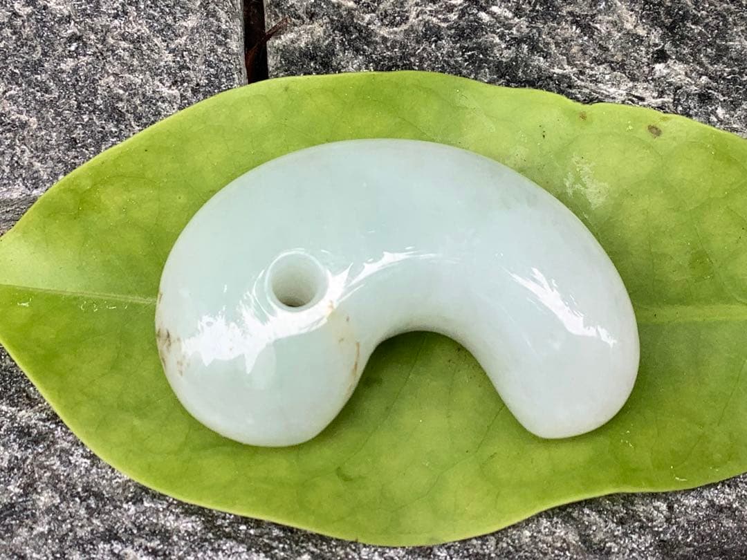 ✳今年2個目のトロトロ勾玉‼️ 酸化鉄入り糸魚川翡翠 抜群全面透過