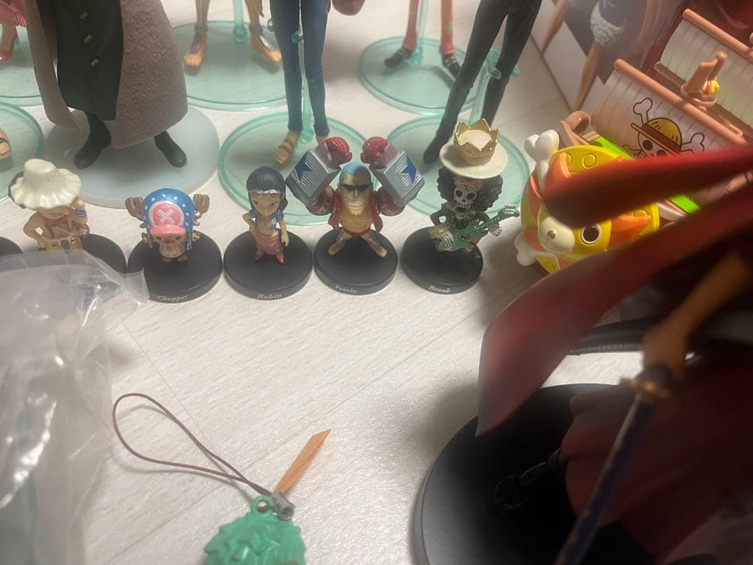 ワンピース　フィギュア23体＋パズル＋ストラップ　セット