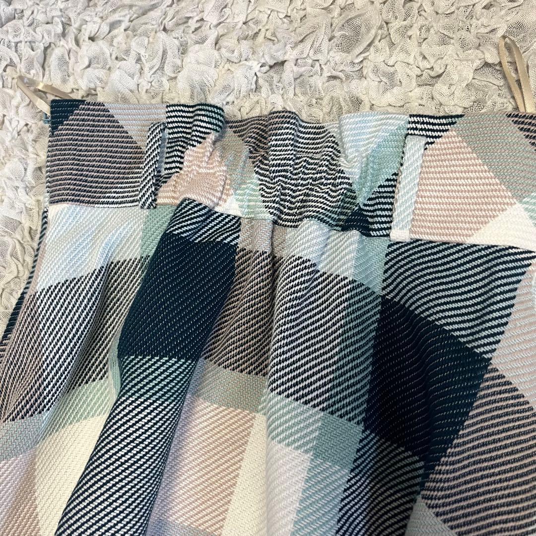 美品【ブルーレーベルクレストブリッジ】フレアスカート 総柄 チェック 白 青