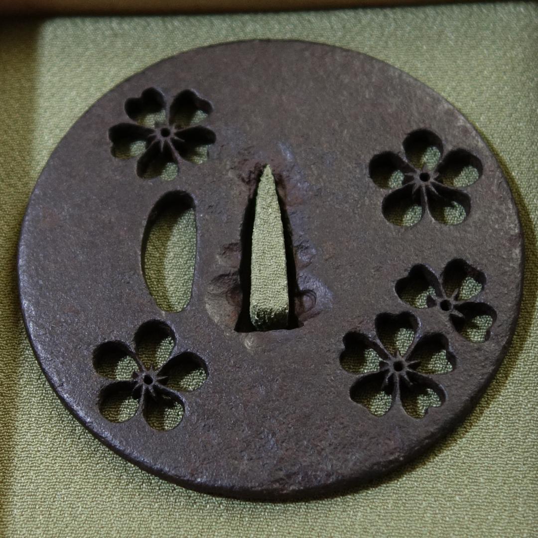 【 梅桜花小透鍔 】 鍔 鐔 鉄地 透鍔 刀装具 武具 骨董 江戸時代