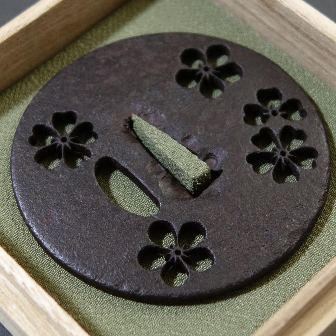 【 梅桜花小透鍔 】 鍔 鐔 鉄地 透鍔 刀装具 武具 骨董 江戸時代