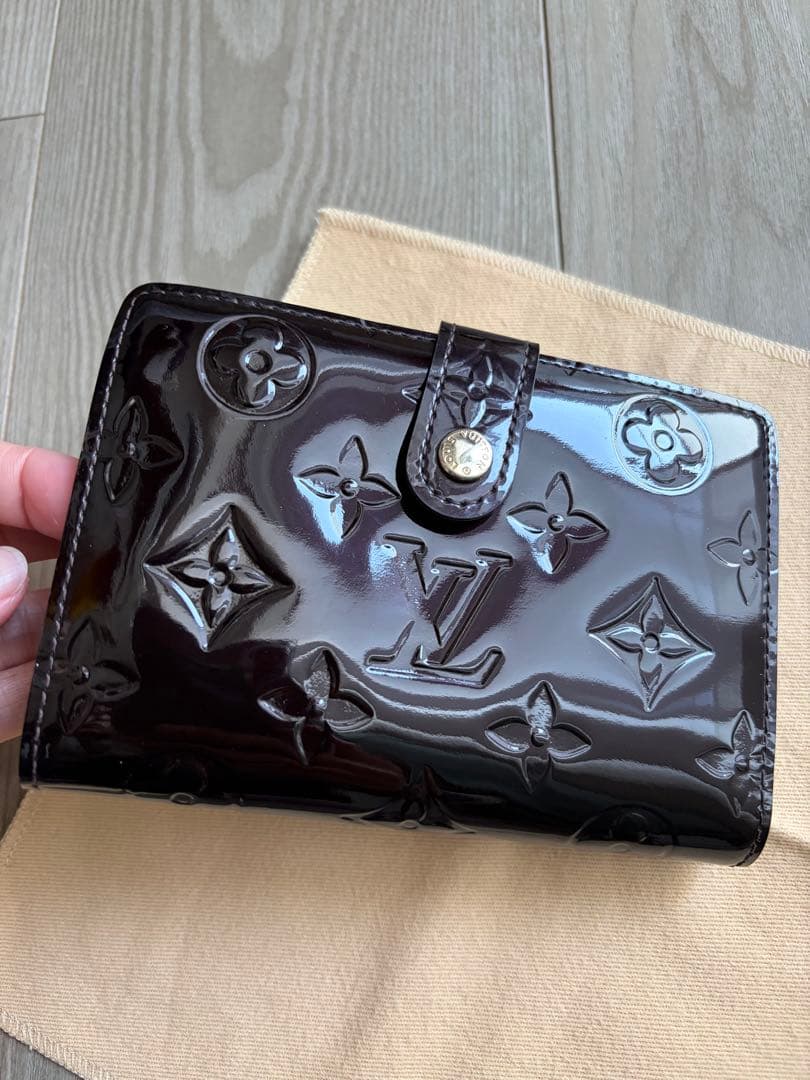 ルイ・ヴィトン ヴェルニ ポルトフォイユ ヴィエノワ アマラント