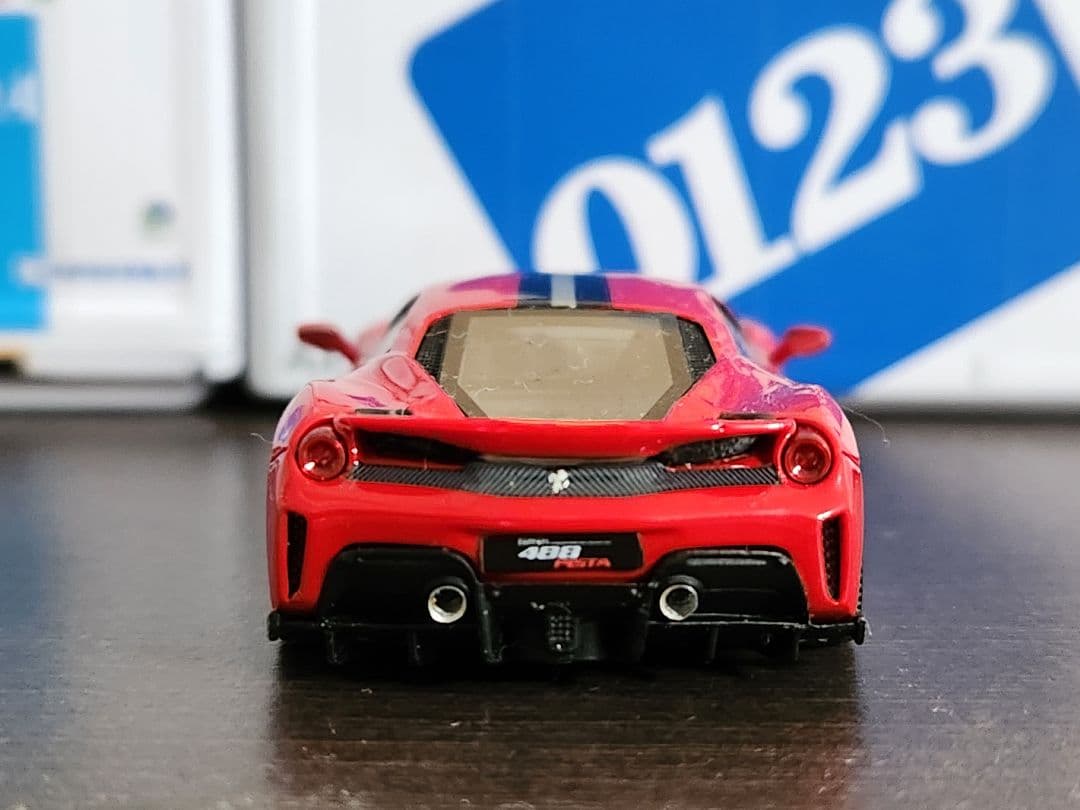 1/64 フェラーリ 488 ピスタ (世界限定99個)