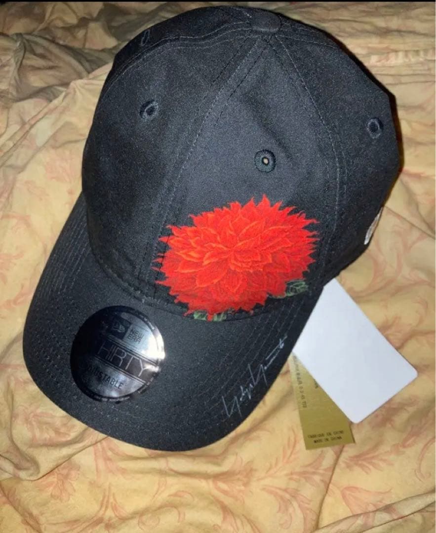 ヨウジヤマモト×ニューエラ、“ダリア”の花を飾った9THIRTY