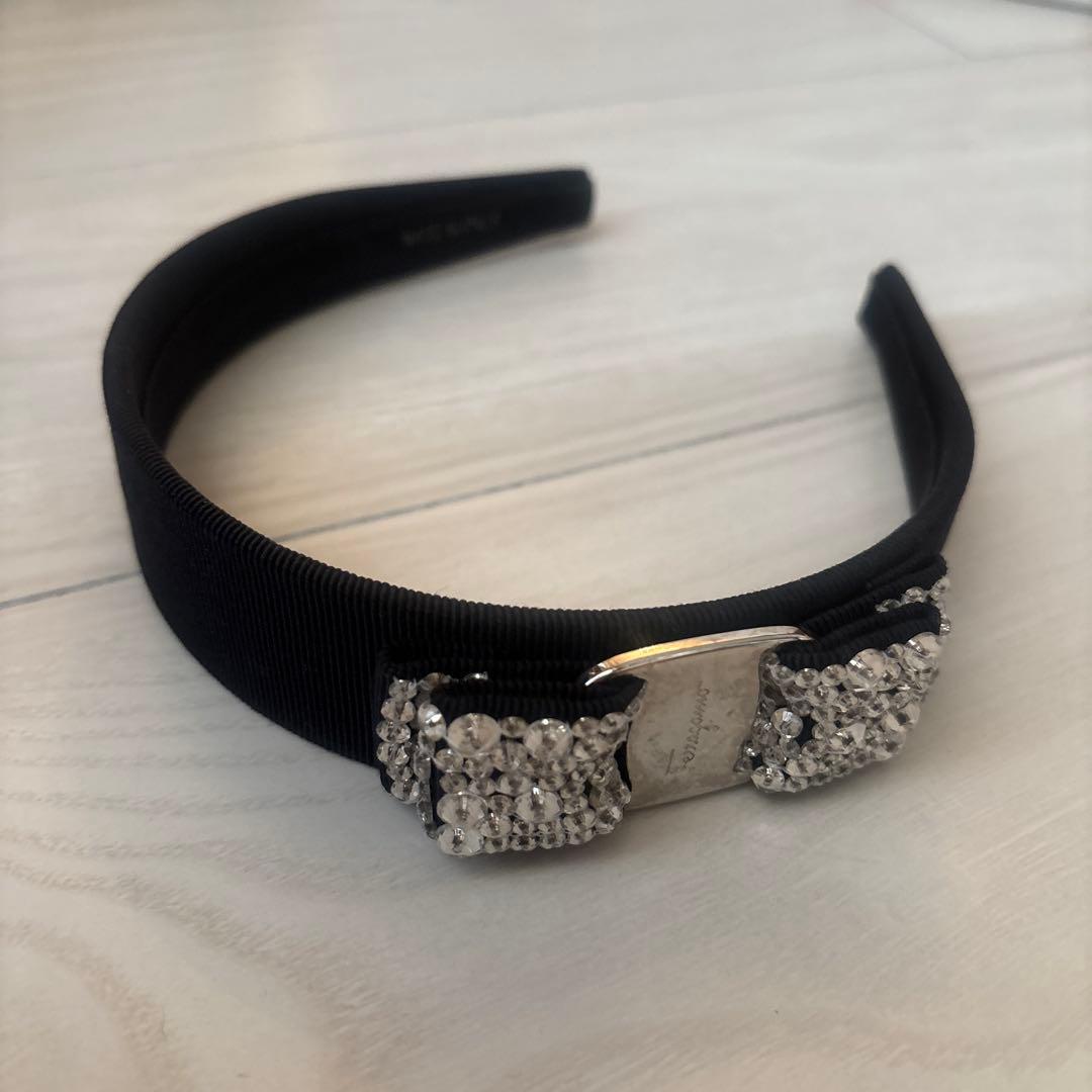 正規品　 フェラガモストーン付き黒カチューシャ お値下げ可能