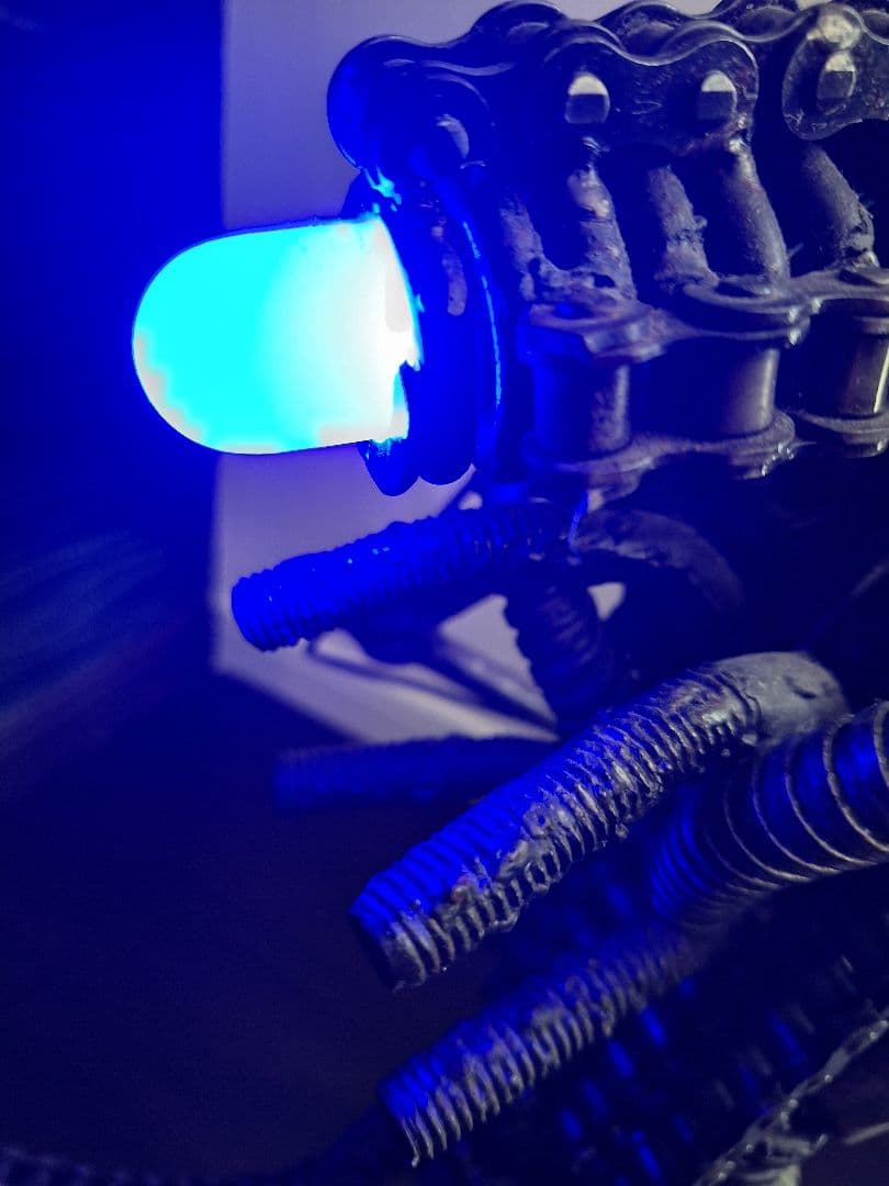 メタル 廃材アート エイリアン LED 上半身可動　高さ46cm