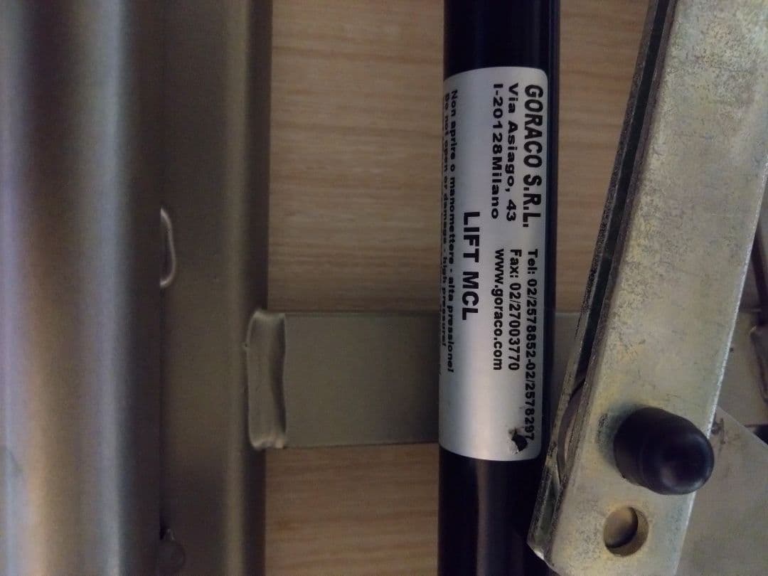 イタリア製　GORACO S.R.L 丸形・円形昇降テーブル、拡張式