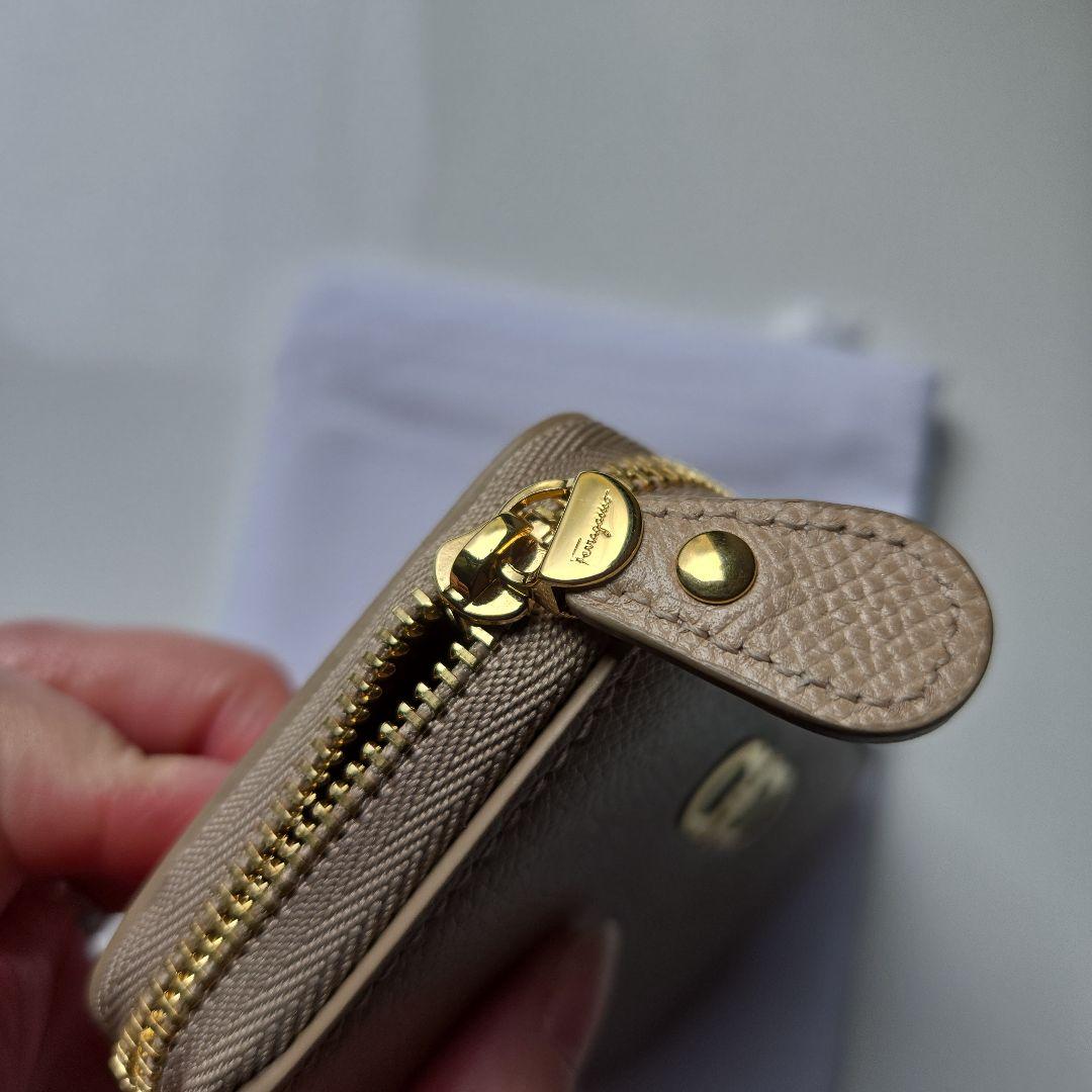 フェラガモ　ケース　ベージュ