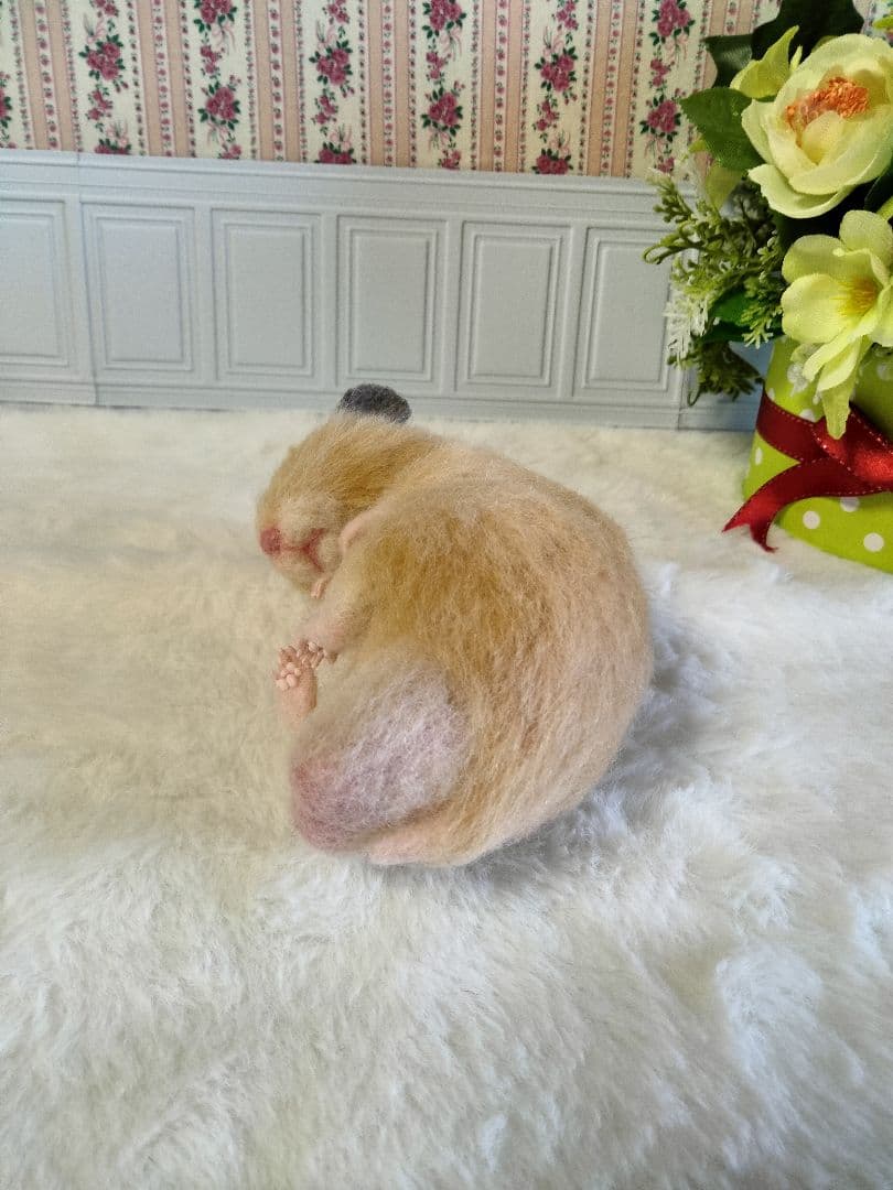 羊毛フェルト すやすや眠るキンクマ