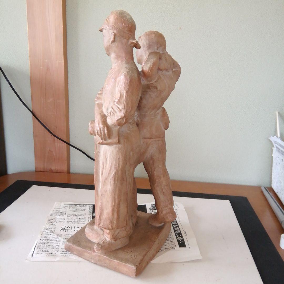 空襲に散った2生徒の像(安らぎの像)。