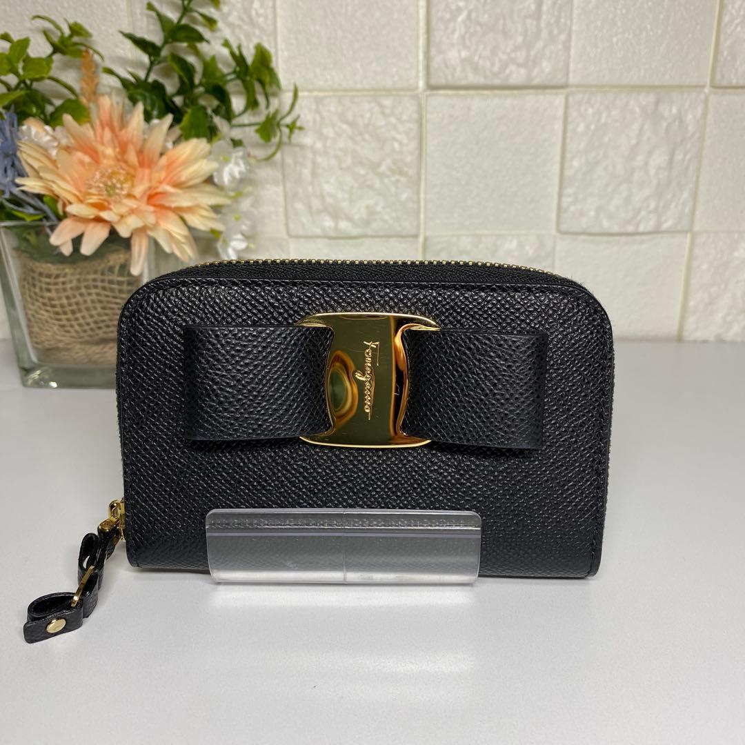 超美品 Ferragamo ヴァラ リボン ケース ブラック カード