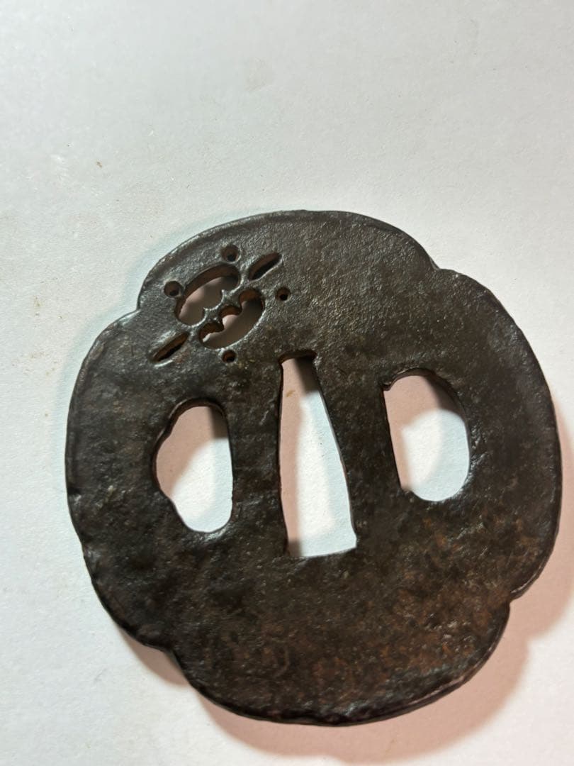 鐔鍔つば　信家　在銘　可愛い　亀透かし　カメ　鉄地　江戸時代