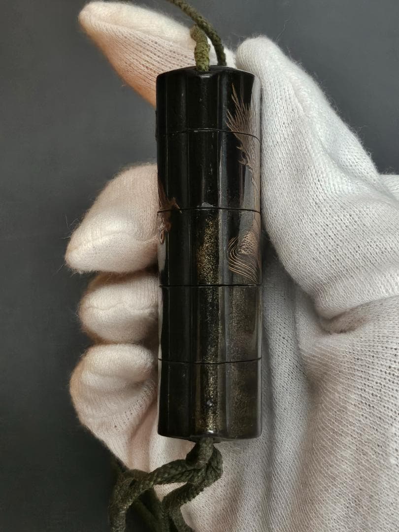 金箔装飾の漆器印籠