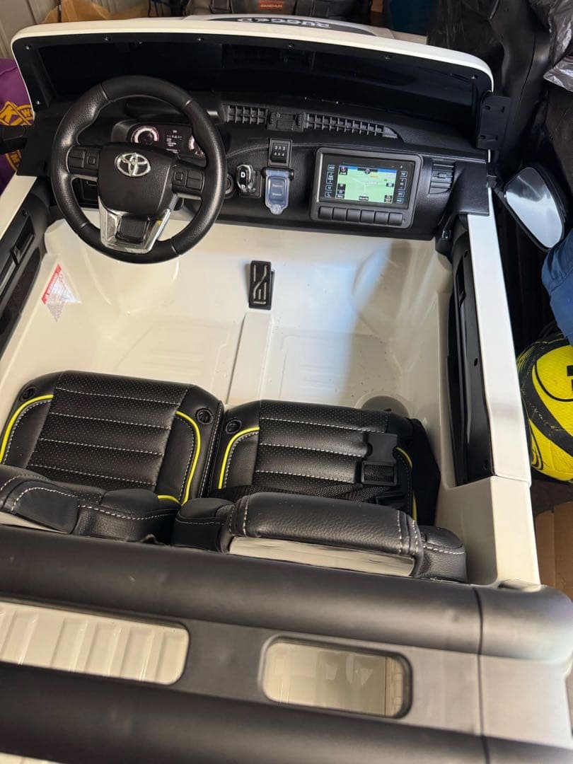 乗用ラジコン　ハイラックス　RUGGED X　4wd