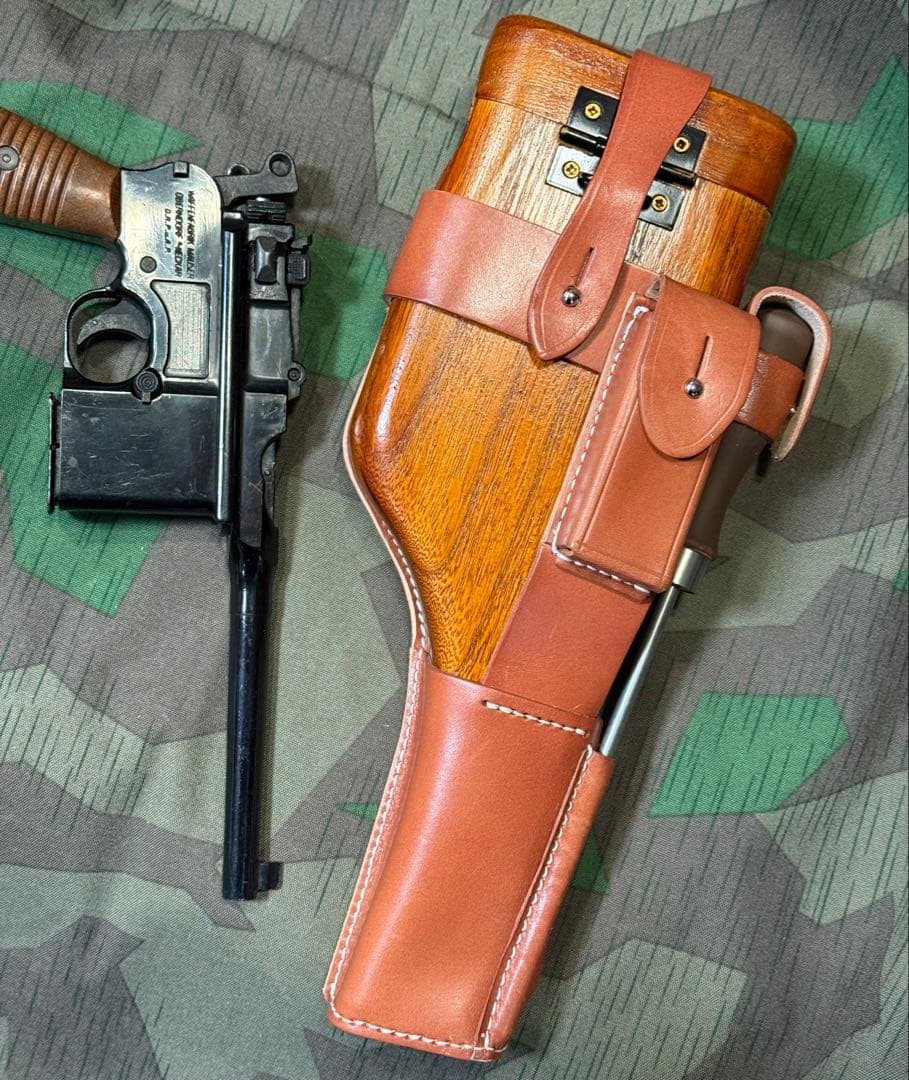 ➀ドイツ軍 モーゼルM712用木製ホルスター&ホルダーとクリーニング工具