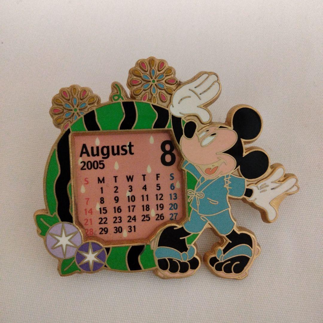 ディズニー　ミッキー・ミニー　2005 カレンダーピンバッジセット