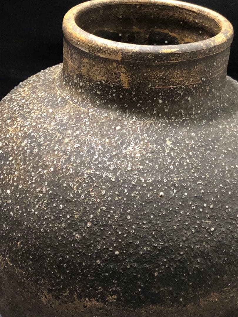 美しい古美術◾️蔵から釉薬のプチプチしたかなり雰囲気のある壺、壷、花瓶が出て来た。
