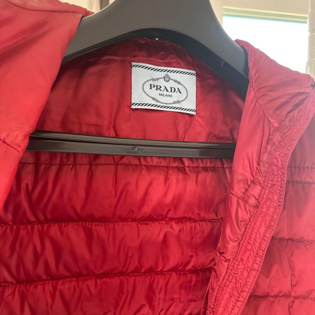 PRADA レッド ダウンジャケット フード付き