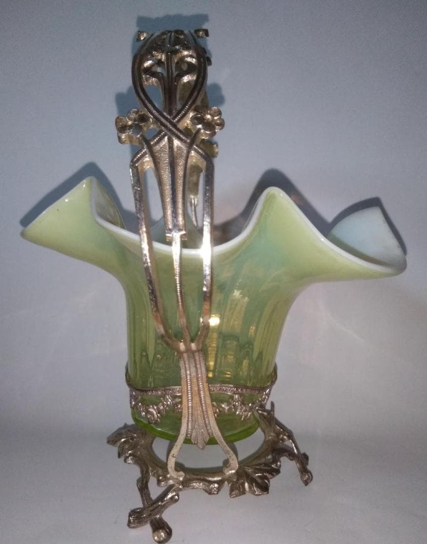 英国製ウランガラスのブライダル・バスケット