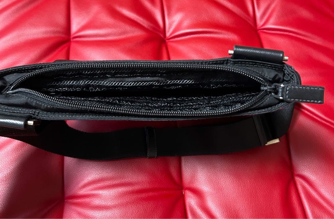 PRADA プラダ　ショルダーバッグ　斜めがけ　三角ロゴ