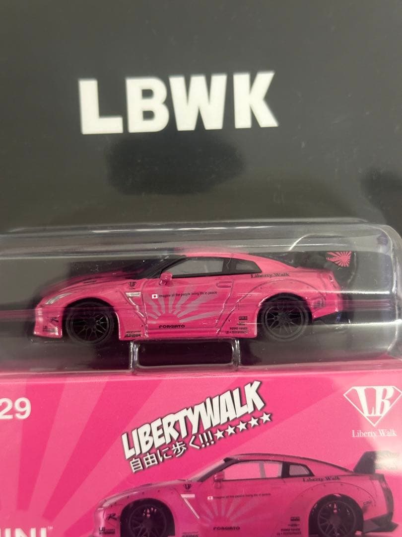 ミニカー MINI GT LBWK Nissan GT-R Candy Pink 1:64