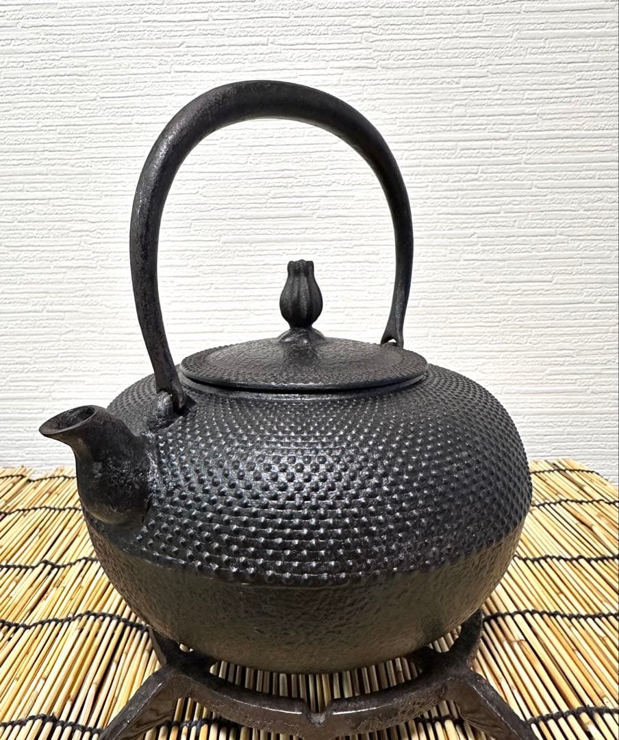 未使用品、長期保管品　南部利祥銘造 １５型アラレ 南部鉄瓶　南部鉄器　鉄瓶