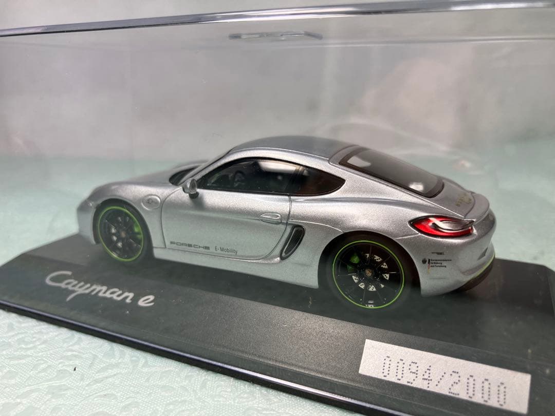 Spark ディーラー特注Porsche Cayman e シルバー2015年