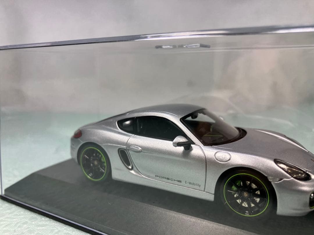 Spark ディーラー特注Porsche Cayman e シルバー2015年
