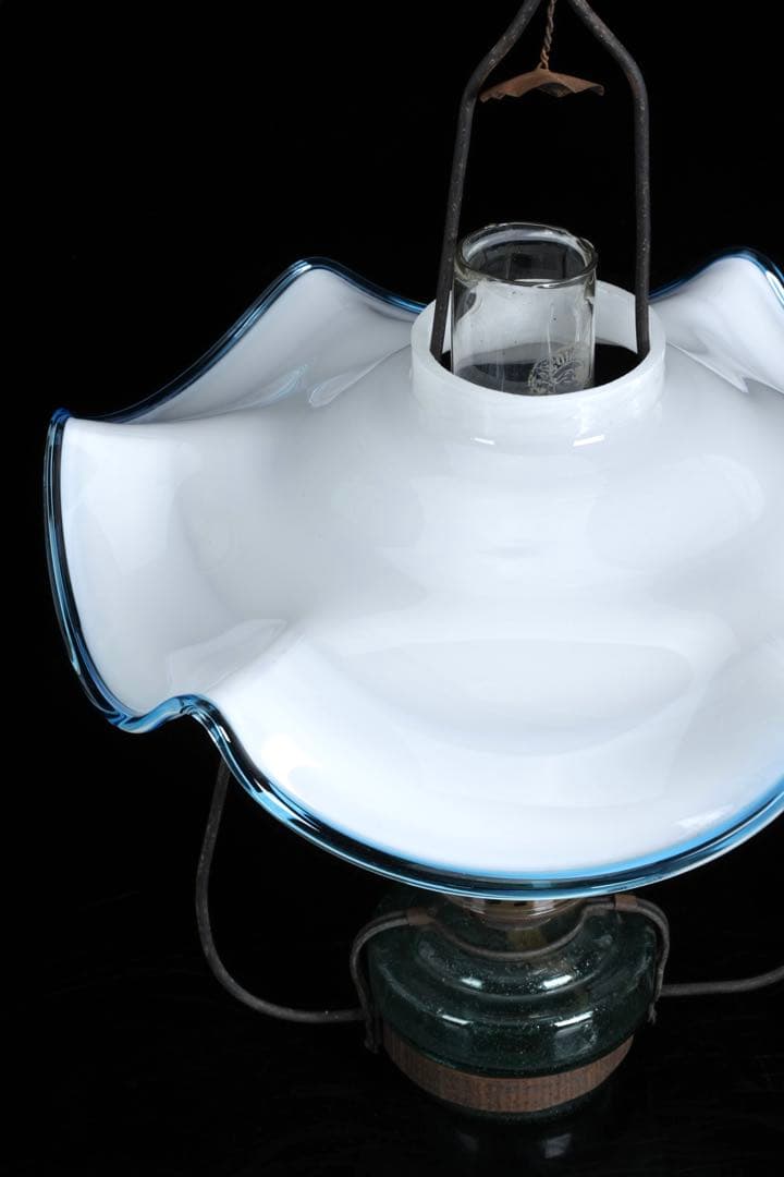 吊りオイルランプ 明治～大正期 水色縁乳白ガラス傘 ディスカウント