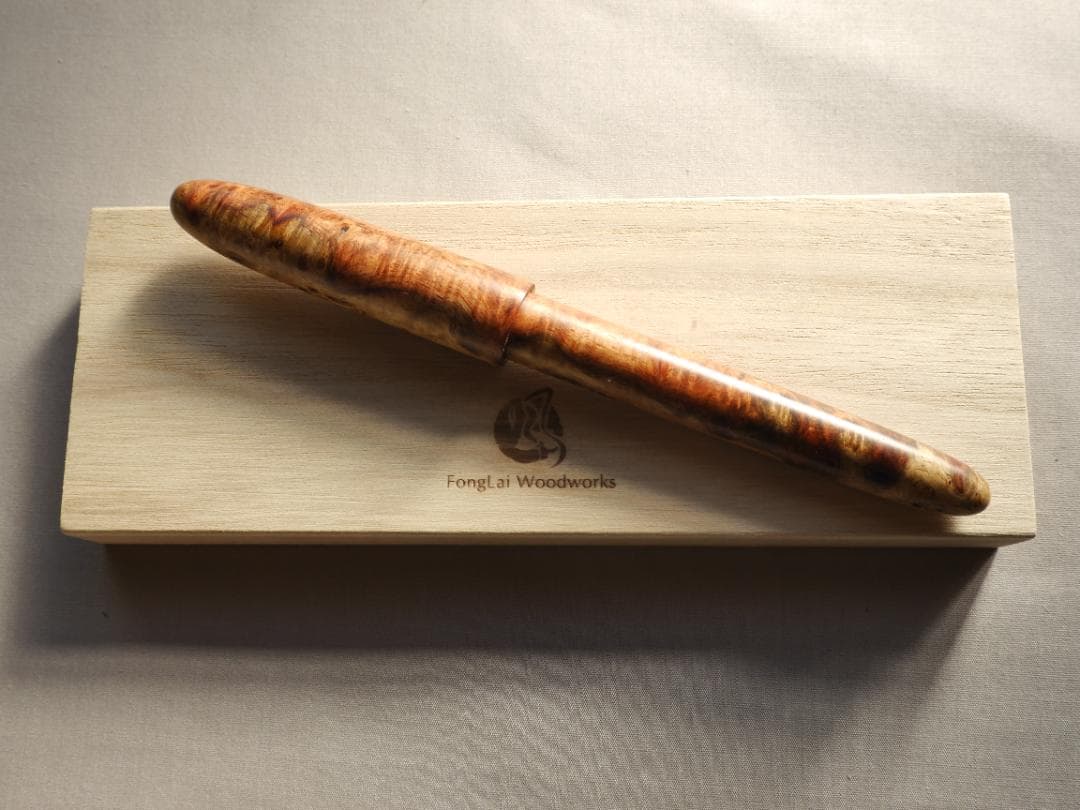 プラチナ万年筆＃3776 センチュリー用銘木軸 花梨瘤材紅白