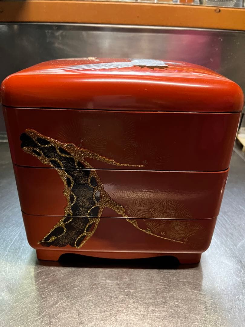 洗朱四ツ揃枠足 錆老松鶴 洗朱四ツ揃お屠蘇 鶴と松の絵柄 &重箱 鶴と松