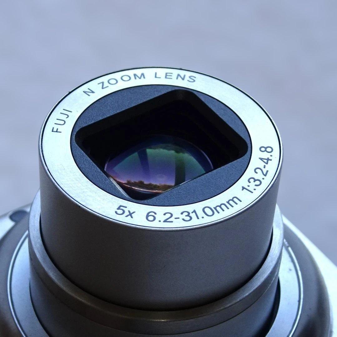 フジフイルム FinePix j50 8.2MP コンパクトデジタルカメラ