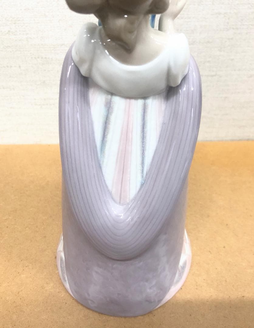 リヤドロ□花束を抱きしめている少女 磁器人形 フィギュア 置物