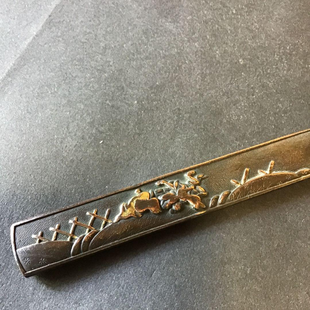 小柄　銅地魚子地　色絵高彫象嵌　穂刀在銘　　　　　書鍔箱