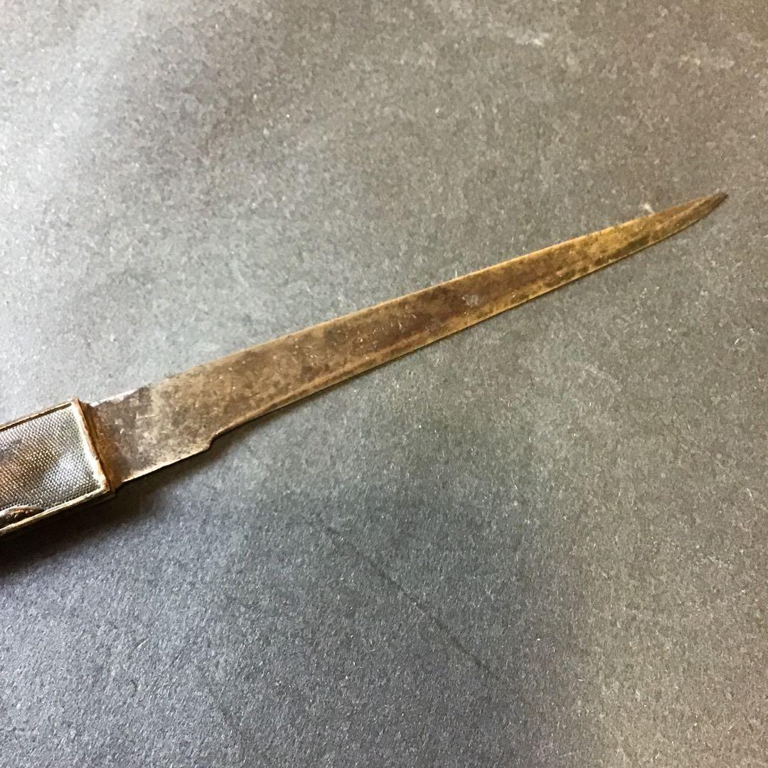 小柄　銅地魚子地　色絵高彫象嵌　穂刀在銘　　　　　書鍔箱