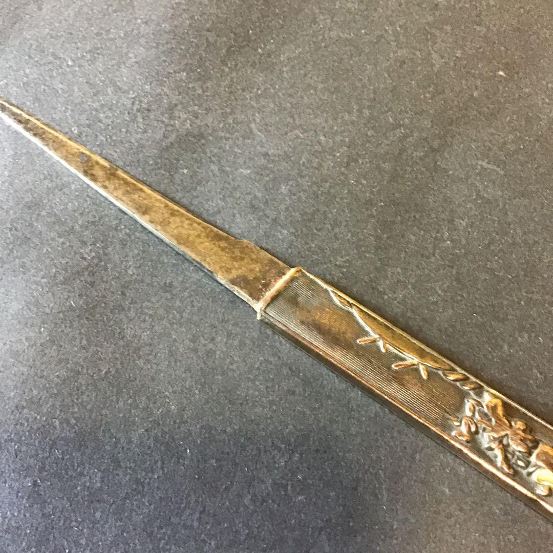 小柄　銅地魚子地　色絵高彫象嵌　穂刀在銘　　　　　書鍔箱