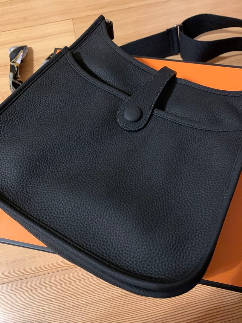 Hロゴ Hパンチング ショルダーバッグ ストラップ 高級革 ブラック