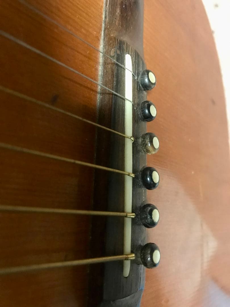 小さめのギター　HOWARD E.B.GUILD