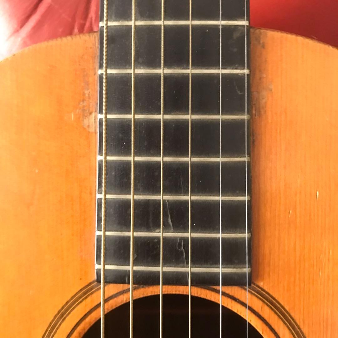 小さめのギター　HOWARD E.B.GUILD