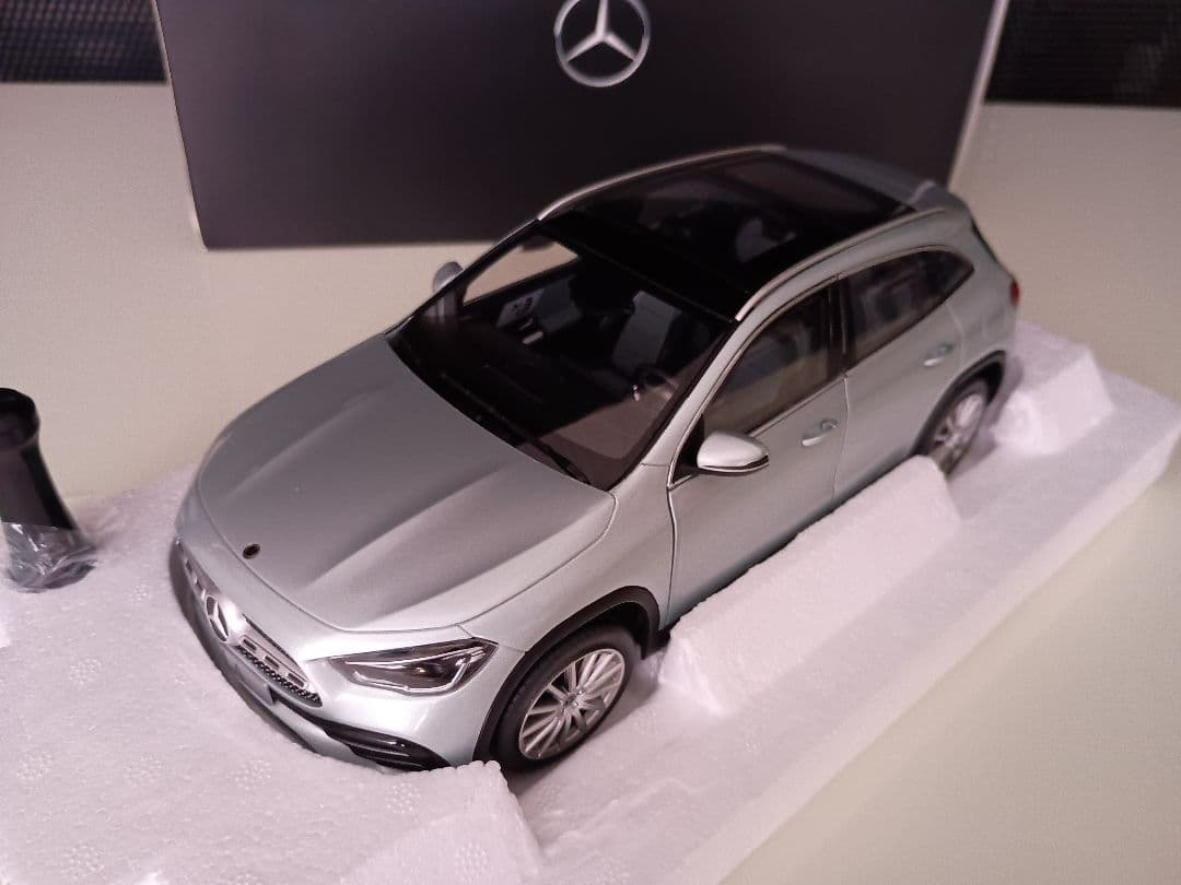 メルセデス特注 メルセデスベンツ GLA Mercedes Benz 1/18