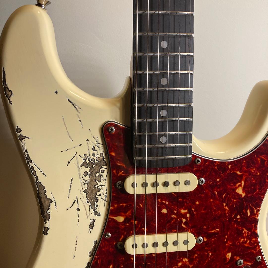 ストラトキャスター レリック加工 squier by fender - メルカリ