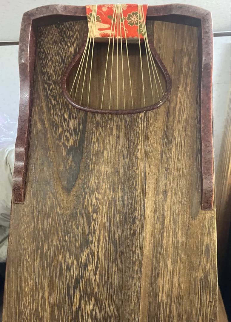 13弦お琴 並甲 すだれ彫り舌に蒔絵有り 琴柱他一式付き