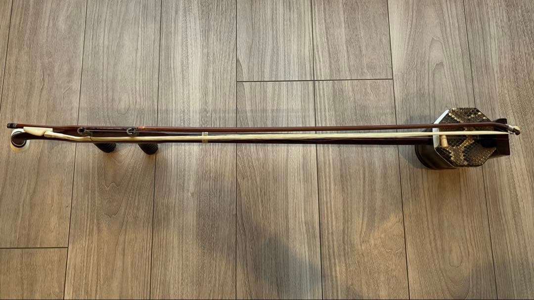 二胡　民族楽器　弦楽器　付属品あり セミハードケース付