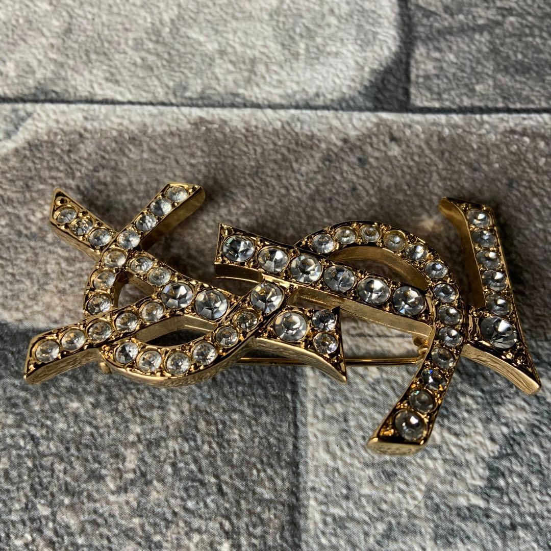 ◇イヴ・サンローラン YSLロゴ ラインストーン ブローチ ゴールド