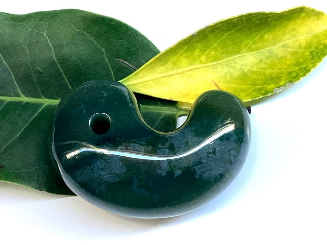 出雲青色*碧玉 入手困難な人気の透かし模様勾玉 幸運導く御守り