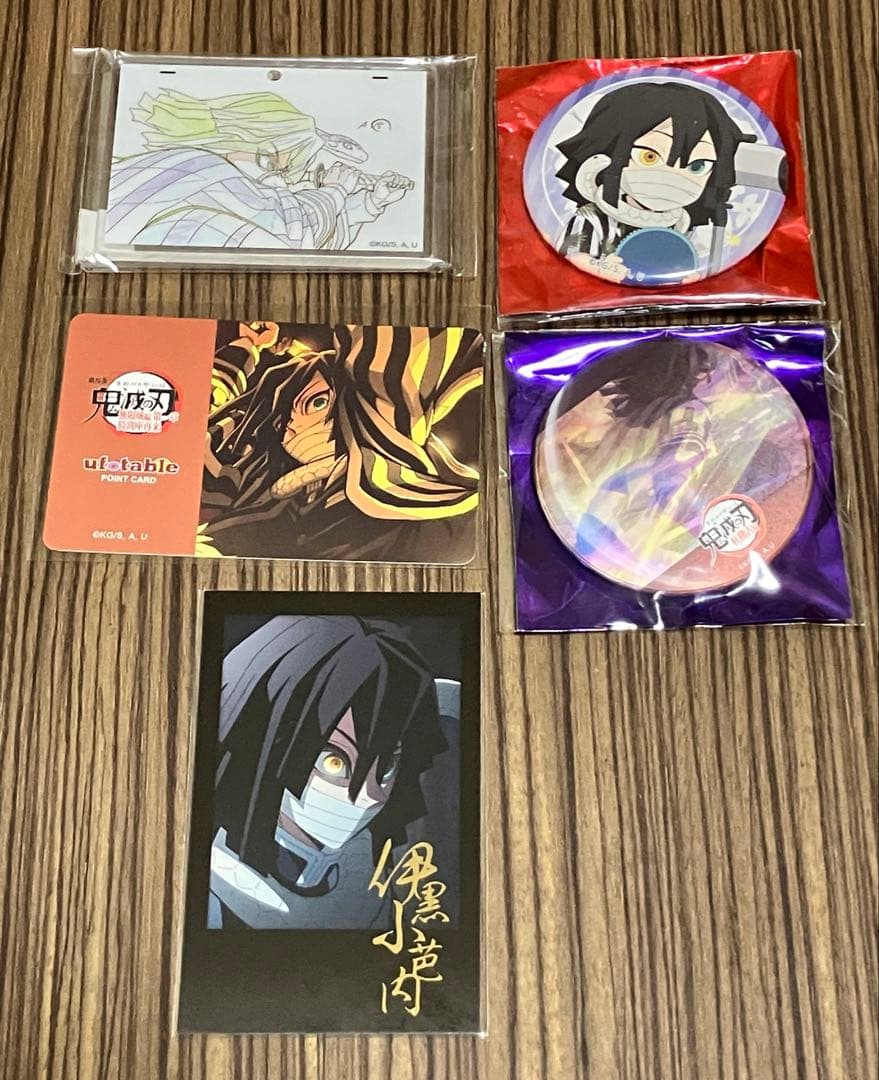 鬼滅の刃 ダイニング 伊黒小芭内 アクキー チェキ 缶バッジセット