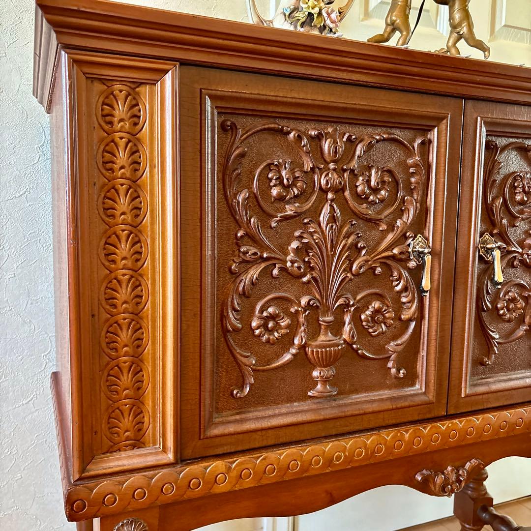 イタリア製 アンティーク彫刻サイドボード(ドイリー付き)天使の絵画は