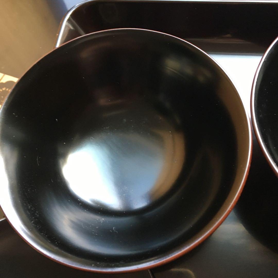 輪島塗本堅地漆器　梅蒔絵の四方脚付膳　　同梅蒔絵　栗色蓋付碗　各五客セット