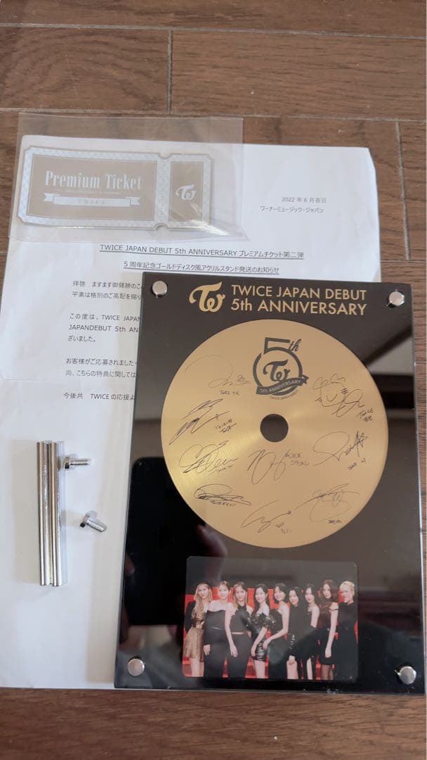 TWICE 5周年記念ゴールドディスク風アクリルスタンド - メルカリ